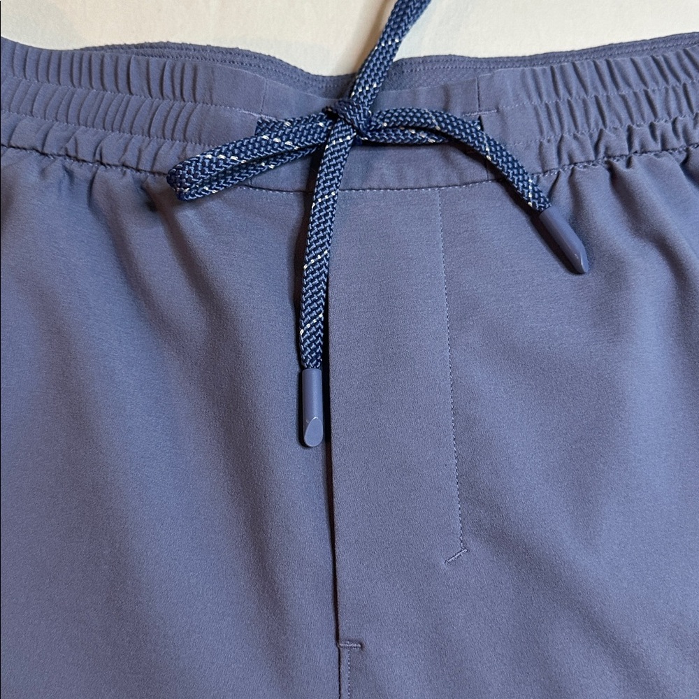 Lululemon Water-Repellent Hiking Short 8" Size S - Picture 3 of 11